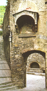 PORTOVENERE:Porta ingresso BORGO con affresco del 1494 (da: LIGURIA e Cote d'Azur-Ed KINA ITALIA-Milano)